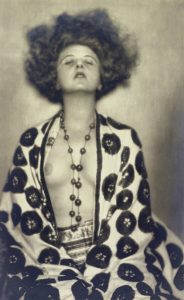 MADAME D’ORA (DORA PHILIPPINE KALLMUS), Elsie Altmann-Loos, 1922ATELIER D’ORA | Elsie Altmann-Loos | 1922 © Photoarchiv Setzer-Tschiedel/IMAGNO/picturedesk.com | Photo: Photoarchiv Setzer-Tschiedel/IMAGNO/picturedesk.com