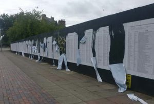 La distruzione di The List, l'installazione esposta alla Liverpool Biennial
