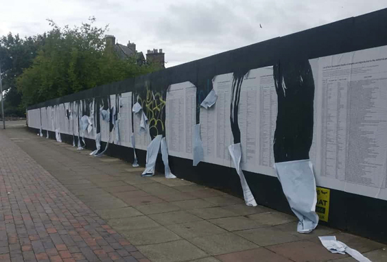 Intolleranza britannica. A Liverpool distrutta (2 volte) un’installazione omaggio agli immigrati