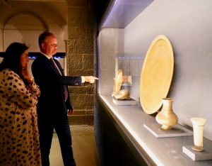 La sceicca del Qatar Al-Mayassa bint Hamad bin Khalifa al-Thani in visita agli Uffizi
