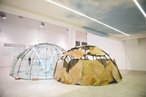 Mario Merz, Spostamenti della terra e della luna su un asse, 2003, Veduta dell’installazione, Fondazione Merz, Torino, 2011, courtesy Fondazione Merz, Torino, foto © Paolo Pellion