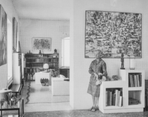 Peggy Guggenheim a Palazzo Venier a Venezia con alle spalle Composizione di Tancredi del 1957, Courtesy Peggy Guggenhein Collection
