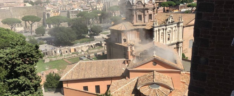 Crolla il tetto della chiesa di San Giuseppe dei Falegnami a Roma