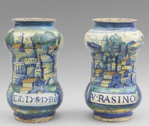 Coppia di albarelli in maiolica policroma a decoro istoriato a paesaggio, manifattura Orazio o Flaminio Fontana, Urbino 1560/1570 h. cm. 21, difetti € 1.000/1.100