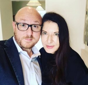 Marina Abramovic e il curatore della sua mostra