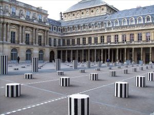 Daniel Buren, Les Deux Plateaux (1985–1986) Palais Royal, Parigi.