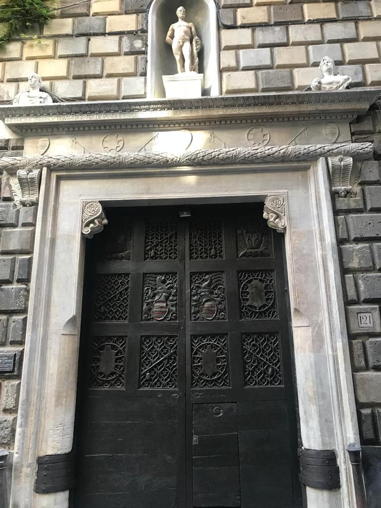 Terminato il restauro del portone ligneo di Palazzo Diomede Carafa a Napoli