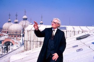 Louis Kahn sul tetto di palazzo Ducale, Venezia, febbraio 1972 Credit: © Archivio UIA Venezia
