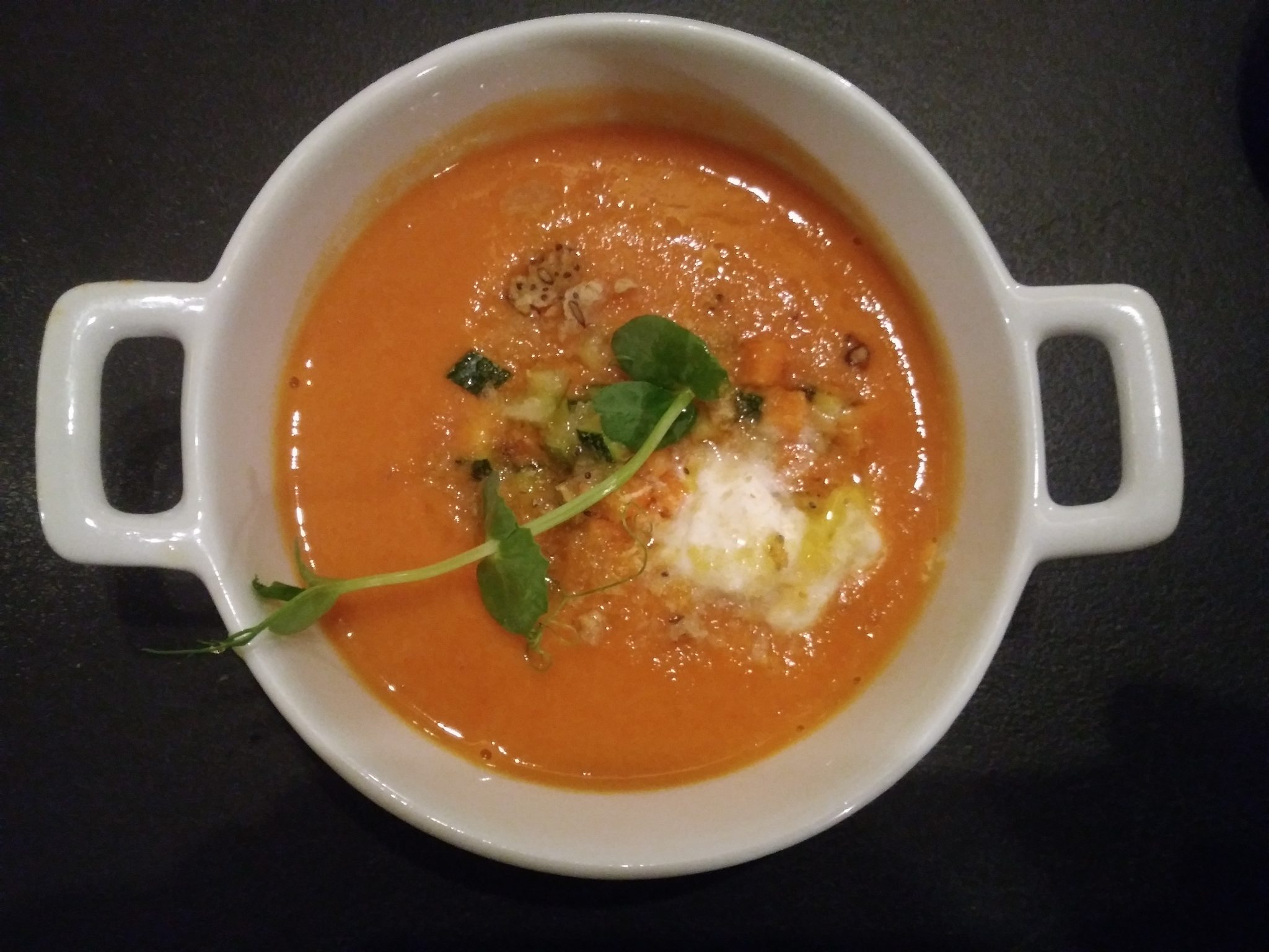 Gazpacho di Puglia, stracciatella e crumble di noci