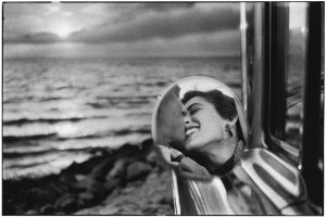 Elliott Erwitt; California kiss; Elliott Erwitt Icons