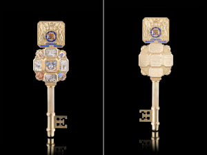 Lotto 904 – Asta 428 Chiave in oro e smalti contenuta nel suo astuccio d'origine. Oro 9 carati con punzone di garanzia di Birmingham Turner & Simpson. Eseguita per essere donata a sua maestà Re Edoardo VIII. Anno di produzione 1936 Valutazione € 10.000-11.000
