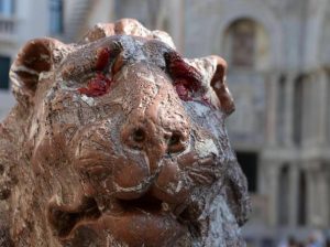 Il Leoncino di San Marco imbrattato (ansa)