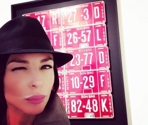 #SELFIEADARTE "Targhet accomplished" Untitled 2017 (targhe su tavola) @JanHenderikse #Mint @CortesiGallery #Londra @CleliaPatella