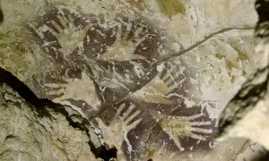 I manufatti artistici scoperti in una grotta indonesiana