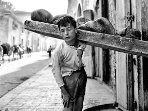 Nino Migliori_Portatore di pane_1956_© Fondazione Nino Migliori.