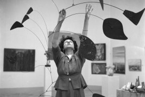 Peggy Guggenheim al padiglione greco con Arco di petali (1941) di Alexander Calder, XXIV Biennale di Venezia, 1948. Solomon R. Guggenheim Foundation, Venice, photo Archivio Cameraphoto Epoche. Gift, Cassa di Risparmio di Venezia, 2005