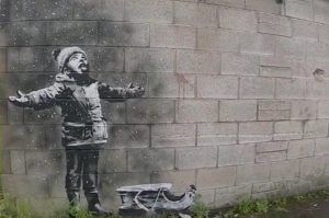 Bambino gioca sotto la cenere