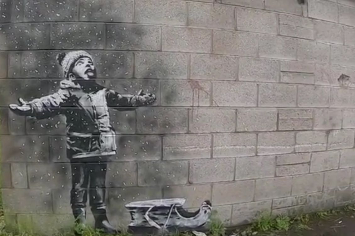 Cenere al posto della neve. Il nuovo murale di Banksy a Port Talbot, tra le città più inquinate del Regno Unito
