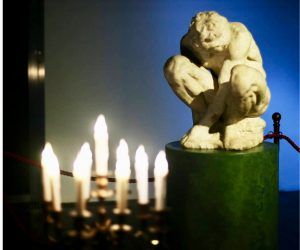 Statua accovacciata di Michelangelo