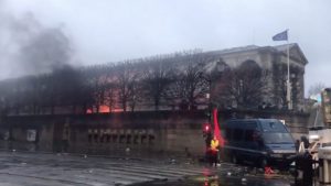 Il Jeu de Paume attaccato dai manifestanti dei gilets jaunes