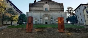 Le San Martino Altars di Beverly Pepper sulla scalinata del Tempio di San Fortunato