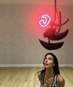 #SELFIEADARTE "?" @Aaron Curry - Little Bang (dark matter headband), 2018 #TuneYerHead @TheBass #Miami @CleliaPatella