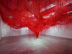 Chiharu Shiota, Me Somewhere Else (2018) presso la galleria Blain|Southern London, foto di Peter Mallet - dal sito