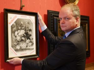 Eike Schmidt con la riproduzione in bianco e nero del Vaso di Fiori di van Huysum
