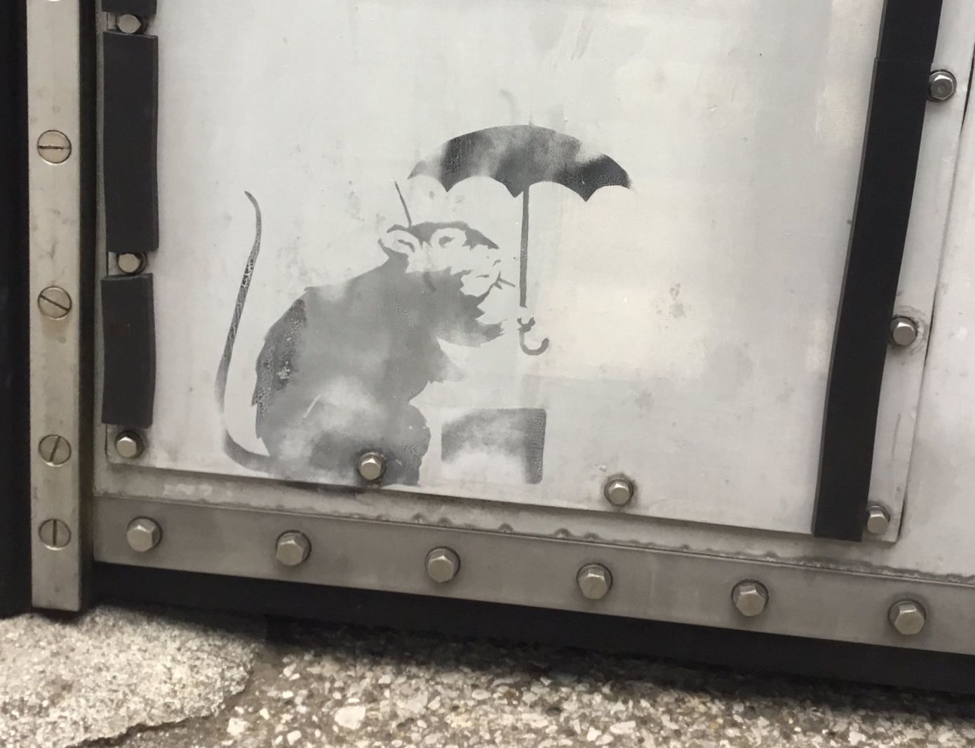 Tokio: tutti pazzi per il (presunto) ‘Umbrella Rat’ di Banksy