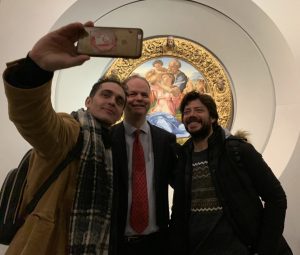I protagonisti del serial di Netflix davanti a Michelangelo
