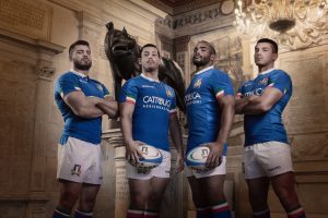 I ragazzi della nazionale di rugy davanti la lupa capitolina