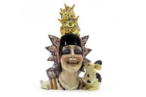 Lotto 2 (189315) ESSEVI, 1935 ca Il coniglietto Testa di donna con copricapo di fiori e coniglietto, in terraglia a colaggio con decori in policromia. Marchio sulla base. Altezza cm 40, cm 25x30 Stima 1.000-1.200