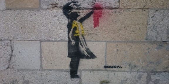 L'immagine della bambina con gilet giallo, attribuita a Banksy