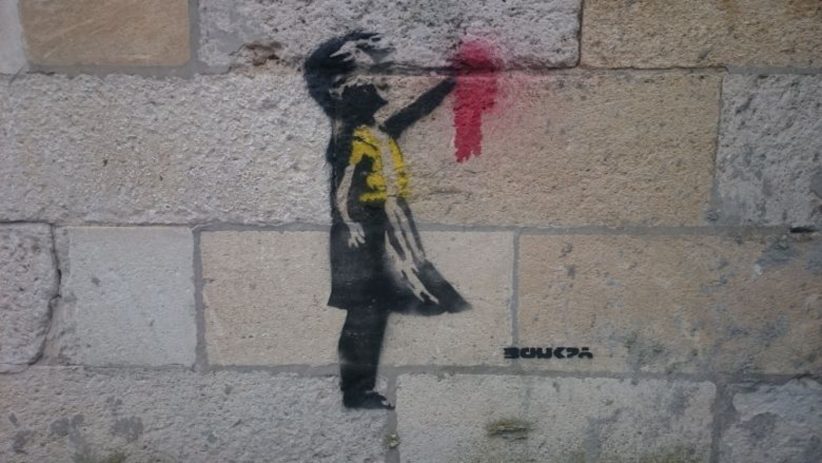L'immagine della bambina con gilet giallo, attribuita a Banksy