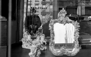 Vivian Maier, Self-portrait, 1953 40x50 cm (16x20 inch.) Framed 53,2x63,4 cm ©Estate of Vivian Maier, Courtesy of Maloof Collection and Howard Greenberg Gallery, NY (particolare)