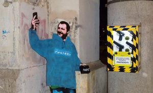 Sagoma di cartone raffigurante matteo salvini ad opera dello street artist Sirante