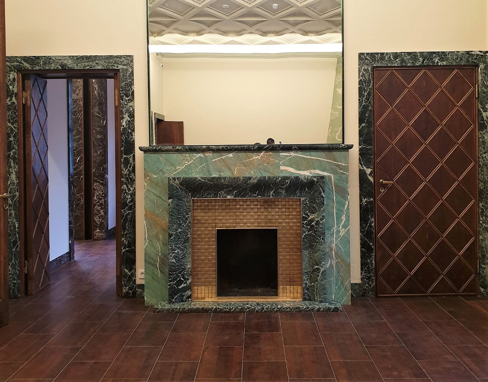 Tra marmi e geometrie di Portaluppi. La nuova sede di Massimo De Carlo nella storica Casa Corbellini-Wassermann