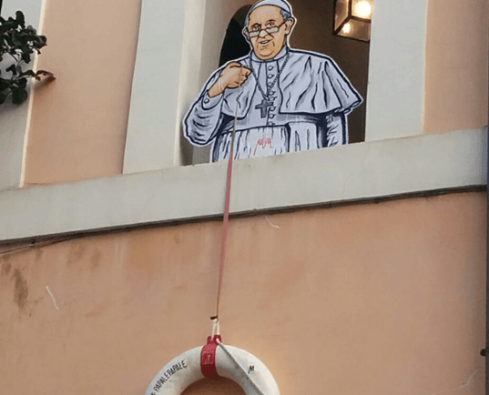 Installazione di Papa Francesco che cala un salvagente per i migranti
