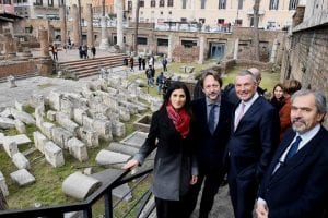 La Sindaca Raggi, il Vice Sindaco Bergamo e il sovrintendente Presicce a Torre Argentina
