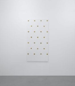Niele Toroni 25 Impronte di pennello n. 50 a intervalli di 30 cm, 2019 Acrilico su tela, 200x100 cm Veduta parziale dell’esposizione Niele Toroni A arte Invernizzi, Milano, 2019 © A arte Invernizzi, Milano Foto Bruno Bani, Milano