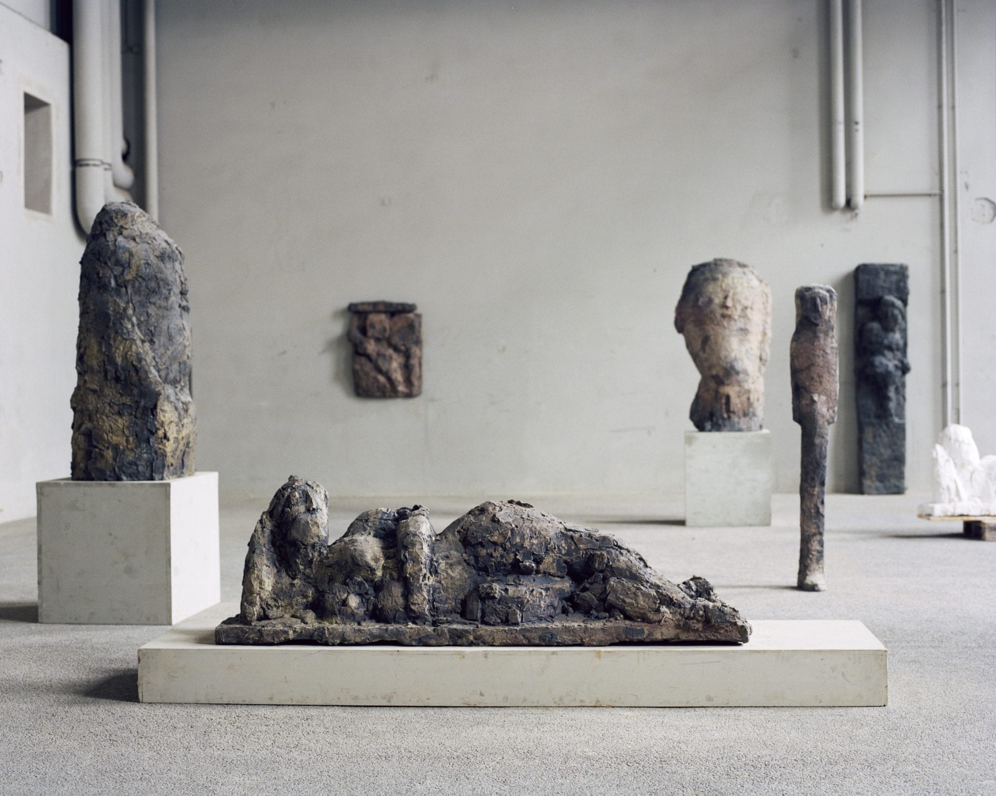 La scultura di Hans Josephsohn incontra la storia della Galleria dell’Ariete. Le due nuove esposizioni di ICA Milano
