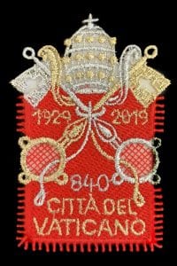 francobollo stoffa Lo stemma vaticano tessuto in Austria per il francobollo celebrativo dei 90 anni dello Stato.