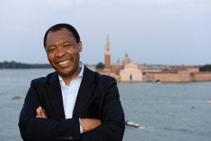 E' morto Okwui #Enwezor, il curatore della Biennale di Venezia 2015. Aveva solo 55 anni