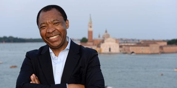 E' morto Okwui #Enwezor, il curatore della Biennale di Venezia 2015. Aveva solo 55 anni