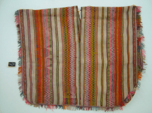 Perù - dipartimento di Cusco - area di Pitumarca - Poncho con frange e decorazioni - 1920 circa.