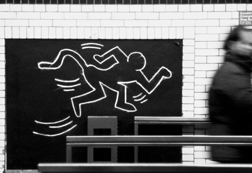 Ugo Nespolo, Muri, New York, anni Ottanta, fotografia in bianco e nero, 42x60 cm, Courtesy l’artista