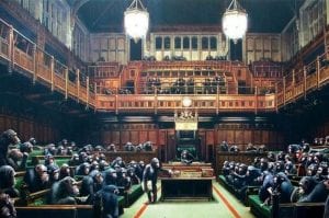 Banksy si fa nuovamente vivo sul suo account Instagram e posta la foto del suo Parlamento di scimpanzé in occasione della Brexit e dell'esposizione dell'opera (guarda caso) al Bristol Museum & Art Gallery