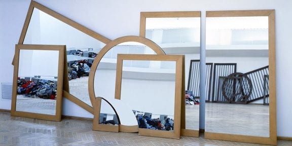 Michelangelo Pistoletto, Il disegno nello specchio, 1979, cornici e specchio, 250 x 500 cm, foto Archivio Pistoletto