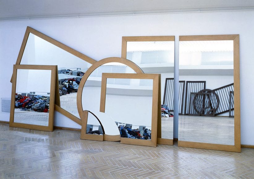 Michelangelo Pistoletto, Il disegno nello specchio, 1979, cornici e specchio, 250 x 500 cm, foto Archivio Pistoletto