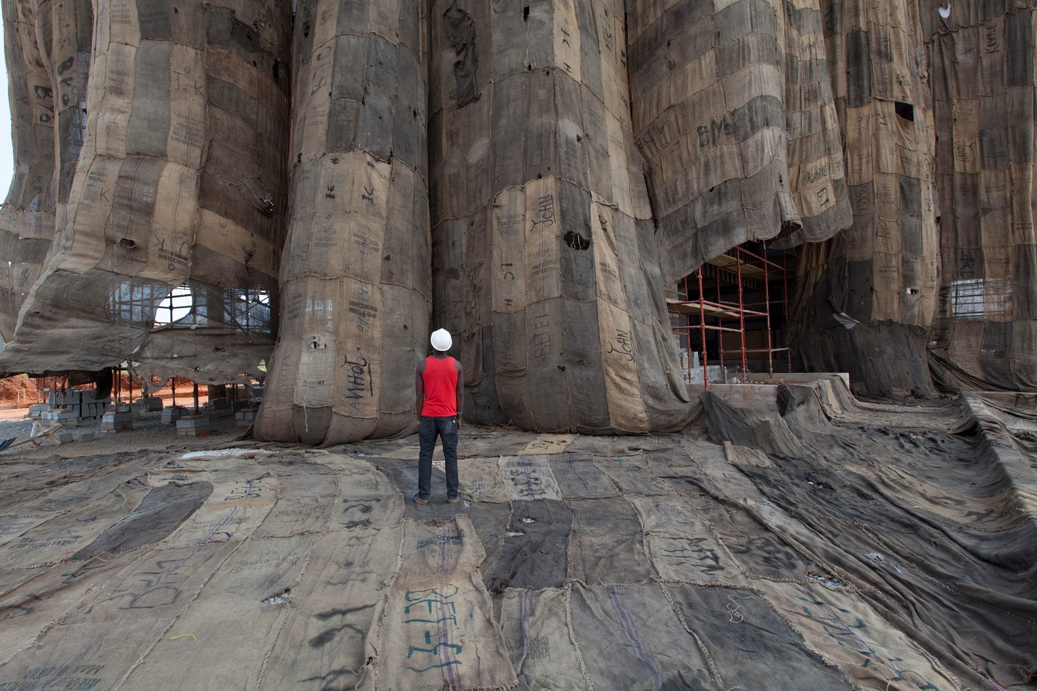 Ri(s)coprire la storia. L’installazione di Mahama che (s)vela Porta Venezia, Milano